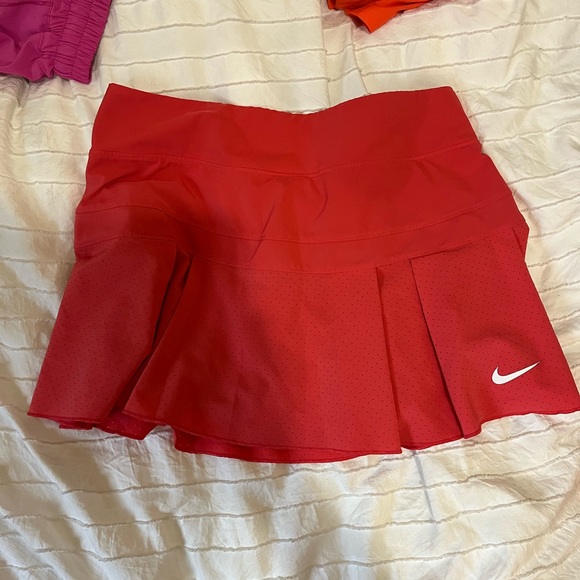 Pink coral Nike tennis skirt - Picture 2 of 5